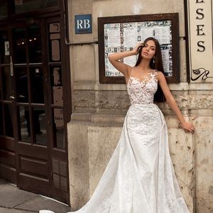 Wedding gown. Slightly used In New condition. Ivory with white.